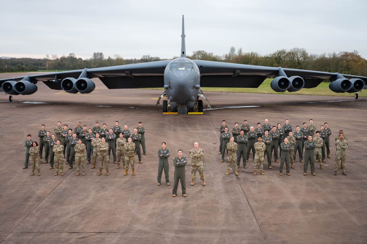 Les premières versions du B-52 datent de 55 ans soit 70 ans de service. Source : Senior Airman Mary Bowers