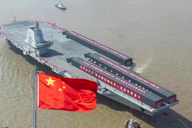 Un entrainement intensif de l'armée chinoise sur son dernier porte-avions high-tech de 85 000 tonnes inquiète l'occident même si un élément non-utilisé pourrait rassurer
