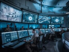 Centre de commandement militaire moderne avec écrans numériques.