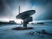 Le Danemark mise sur Lockheed Martin avec trois radars TPY-4 pour sécuriser l’Arctique Station radar moderne dans l'Arctique avec antenne visible