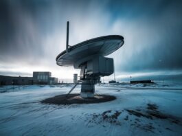 Station radar moderne dans l'Arctique avec antenne visible