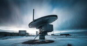 Station radar moderne dans l'Arctique avec antenne visible