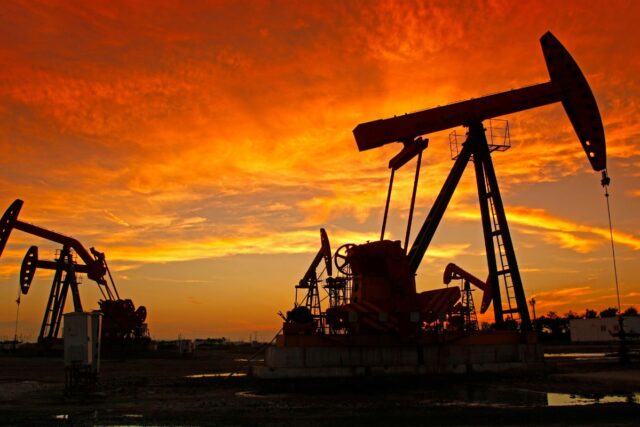 Le pétrole dégringole à cause de la guerre commerciale sino-américaine et un événement pourrait encore faire chuter le prix du baril prochainement